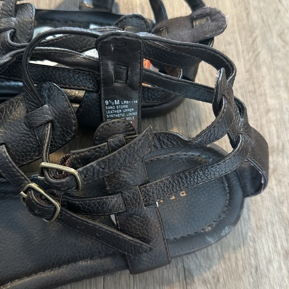 REACTION BY KENNETH COLE DARK BROWN SANDALS (9.5) - Picture 4 of 6